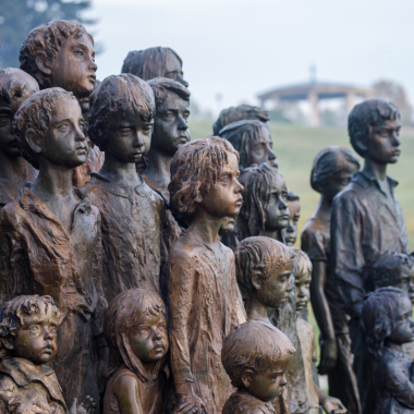 Zachraňme společně hlas minulosti pro budoucnost: Památník dětských obětí války. Dobročinná sbírka na restaurování památníku